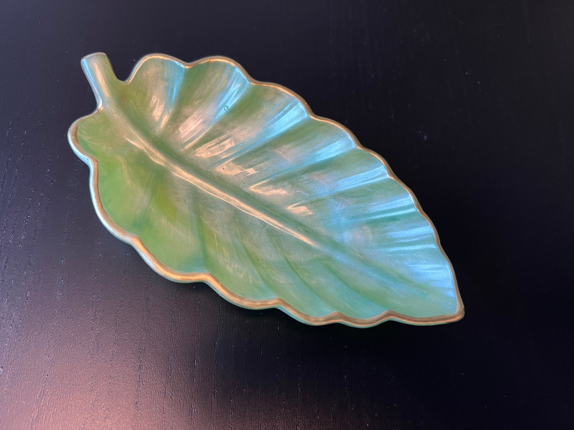 Light green leaf tray with subtle shading 
